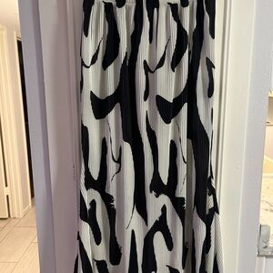 SHEIN Black and White Abstract Swirl Pleated Maxi Skirt Stretchy Elastic Waist
